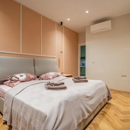 Elegant & Stylish 2-bedroom Апартаменты София