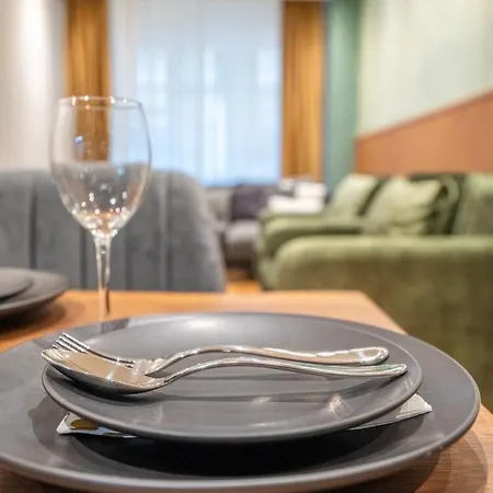 Elegant & Stylish 2-bedroom Apartment *